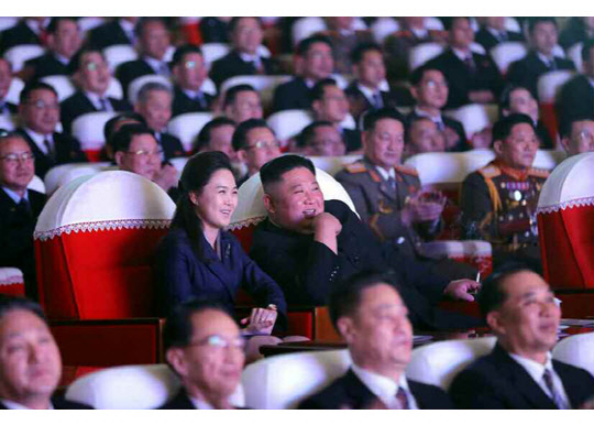 북한 김정은, 리설주와 기념공연 관람…리설주 1년여만에 모습 보여   (서울=연합뉴스) 김정은 북한 국무위원장이 지난 16일 부인 리설주 여사와 함께 김정일 국방위원장의 생일('광명성절') 기념 공연을 관람했다고 노동당 기관지 노동신문이 17일 보도했다. 리설주 여사는 지난해 1월 25일 설 명절 기념공연 관람 이후 약 1년 1개월만에 공개석상에 모습을 드러냈다. 2021.2.17 [노동신문 홈페이지 캡처. 재판매 및 DB 금지]        nkphoto@yna.co.kr  (끝)